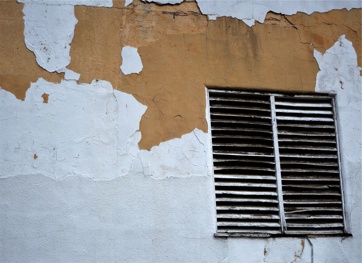 photograph picture of ventilation grid in a wall