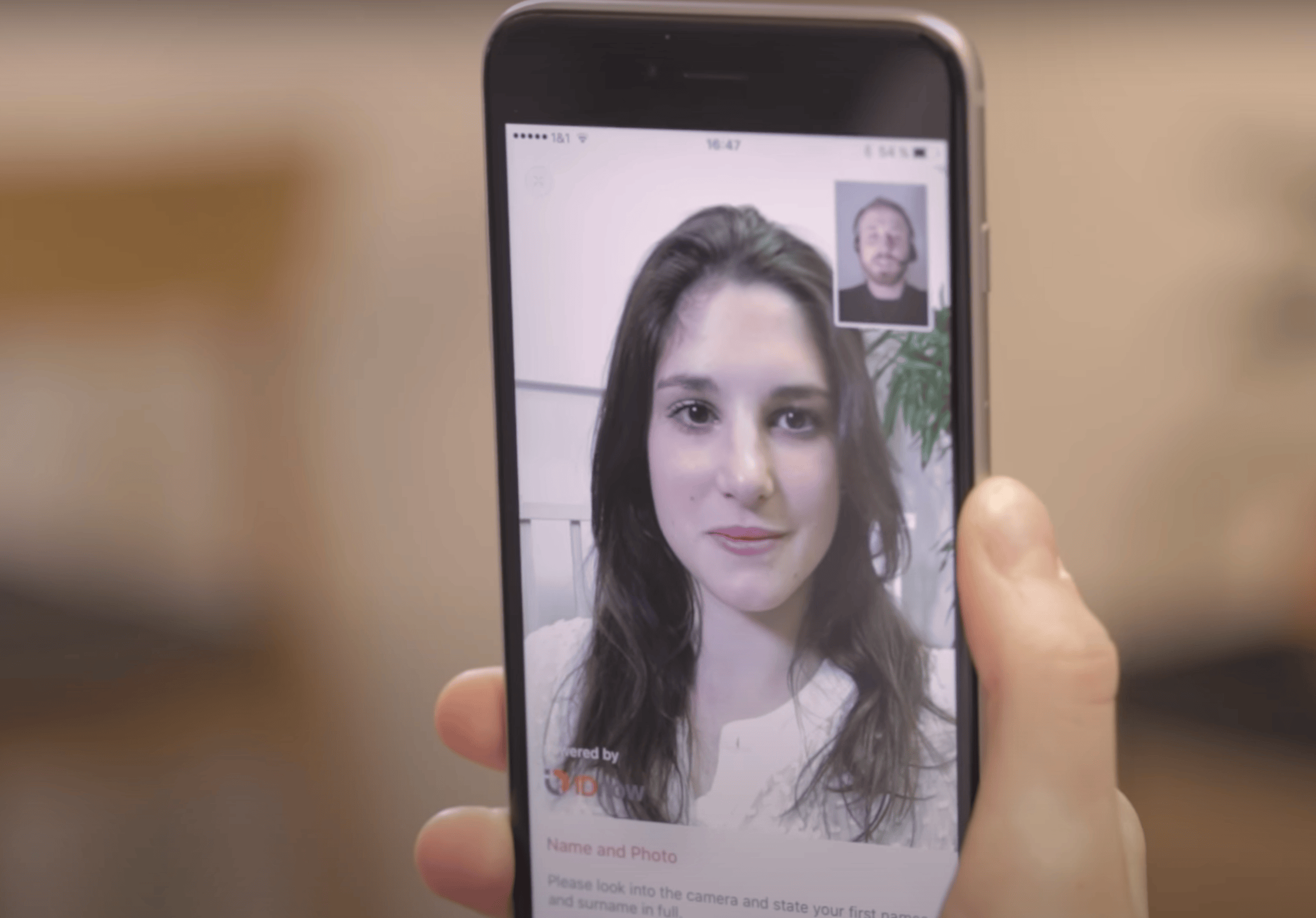Image d'une femme en train de passer un appel vidéo avec un représentant de N26