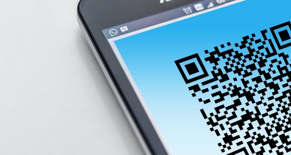 Der Bildschrim eines Smartphones mit einem QR-Code.