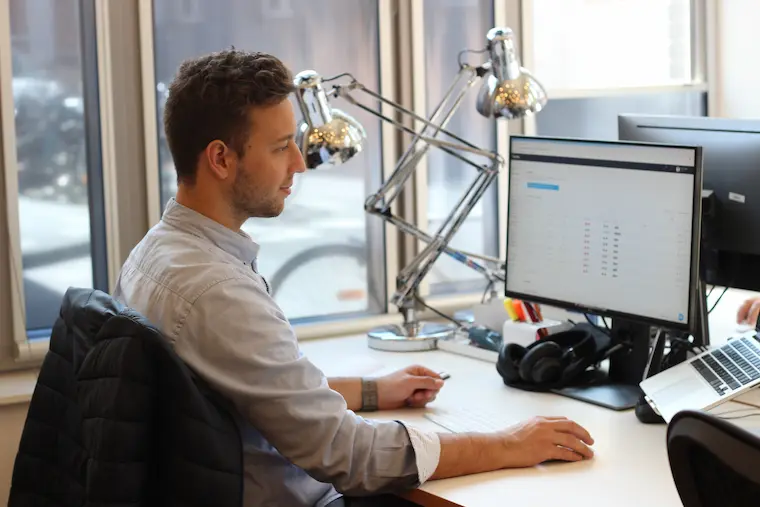 Service agent assisting customers at the office via live chat