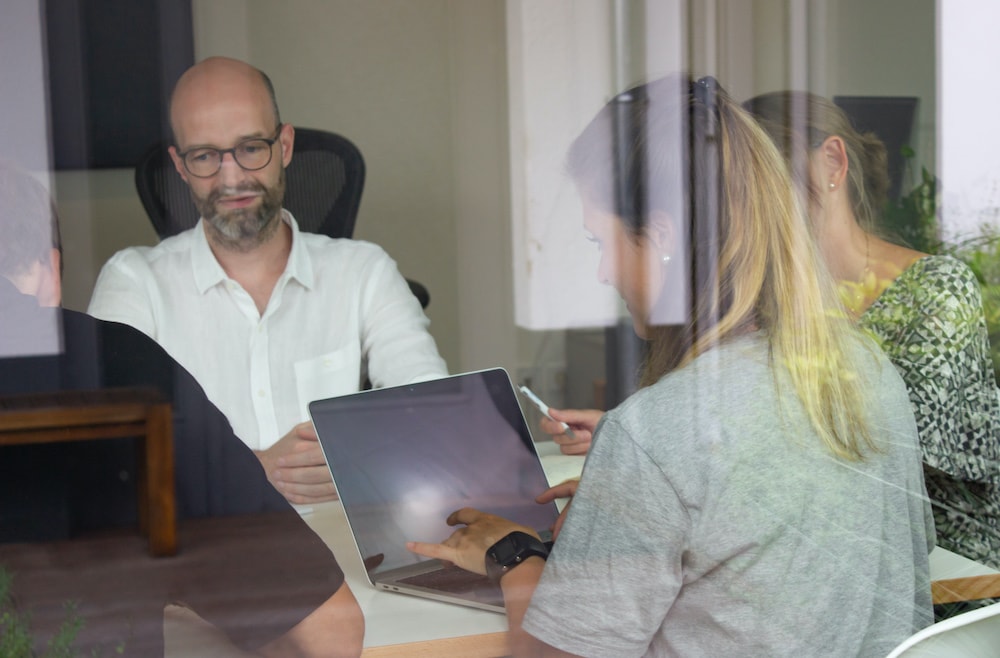 Bild von Mitarbeiter in einem Meeting