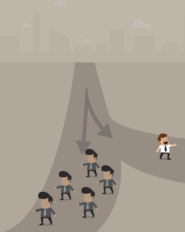 una strada che si divide con delle persone.