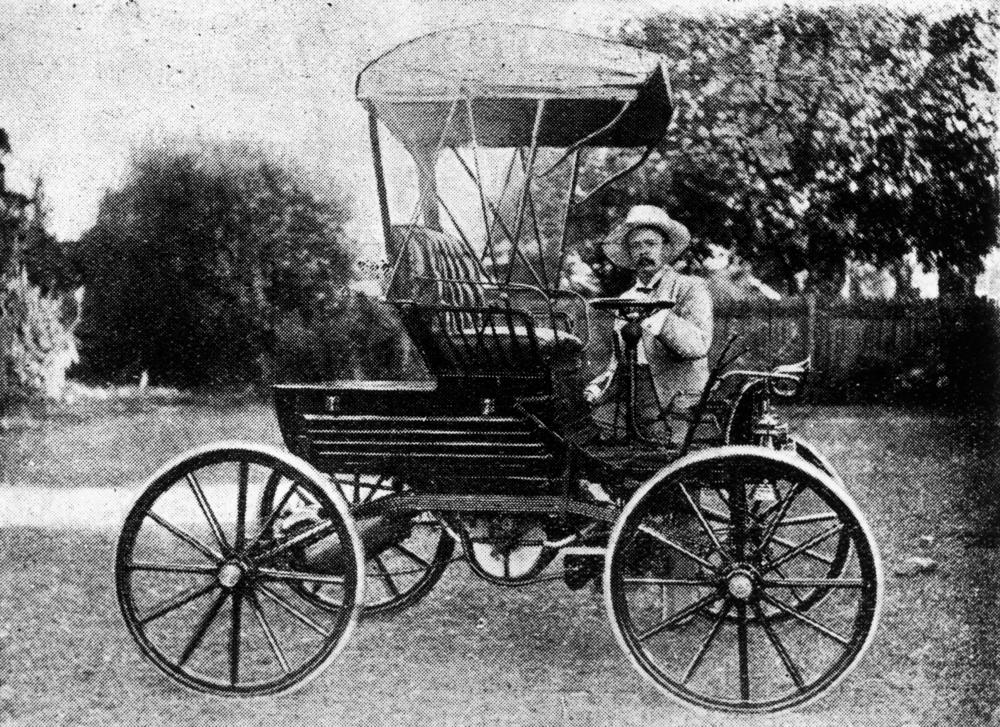 Henry Ford con il suo automobile.