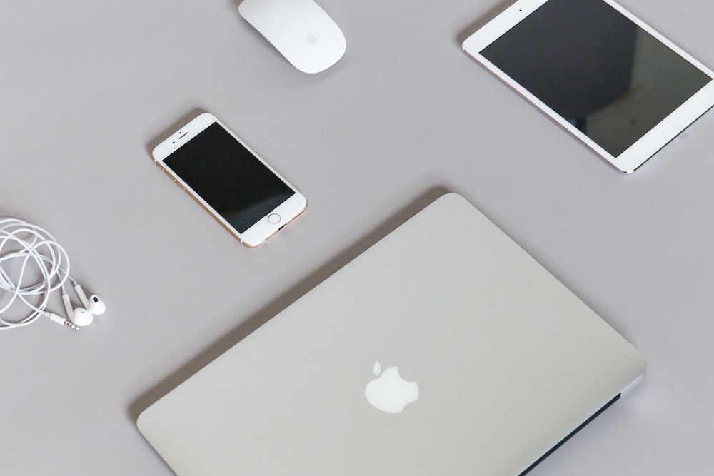 Photo d'un bureau avec différents produits Apple