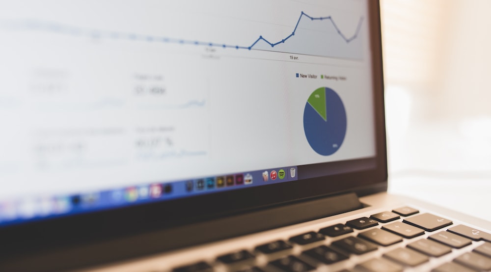 Image d'un ordinateur portable avec un écran Google Analytics