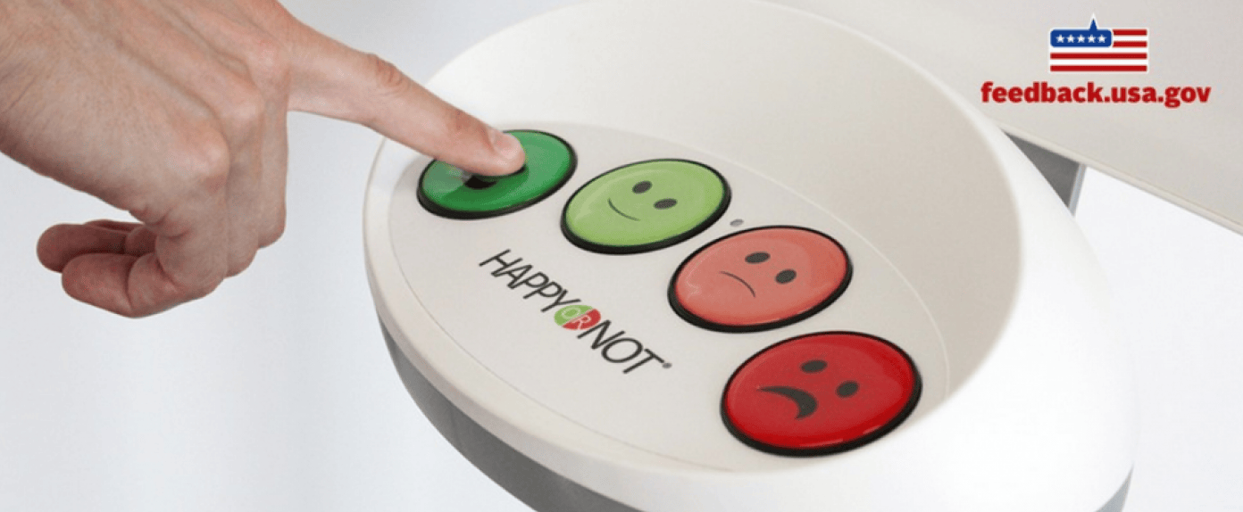 Robò con emoji per valutare un servizio.