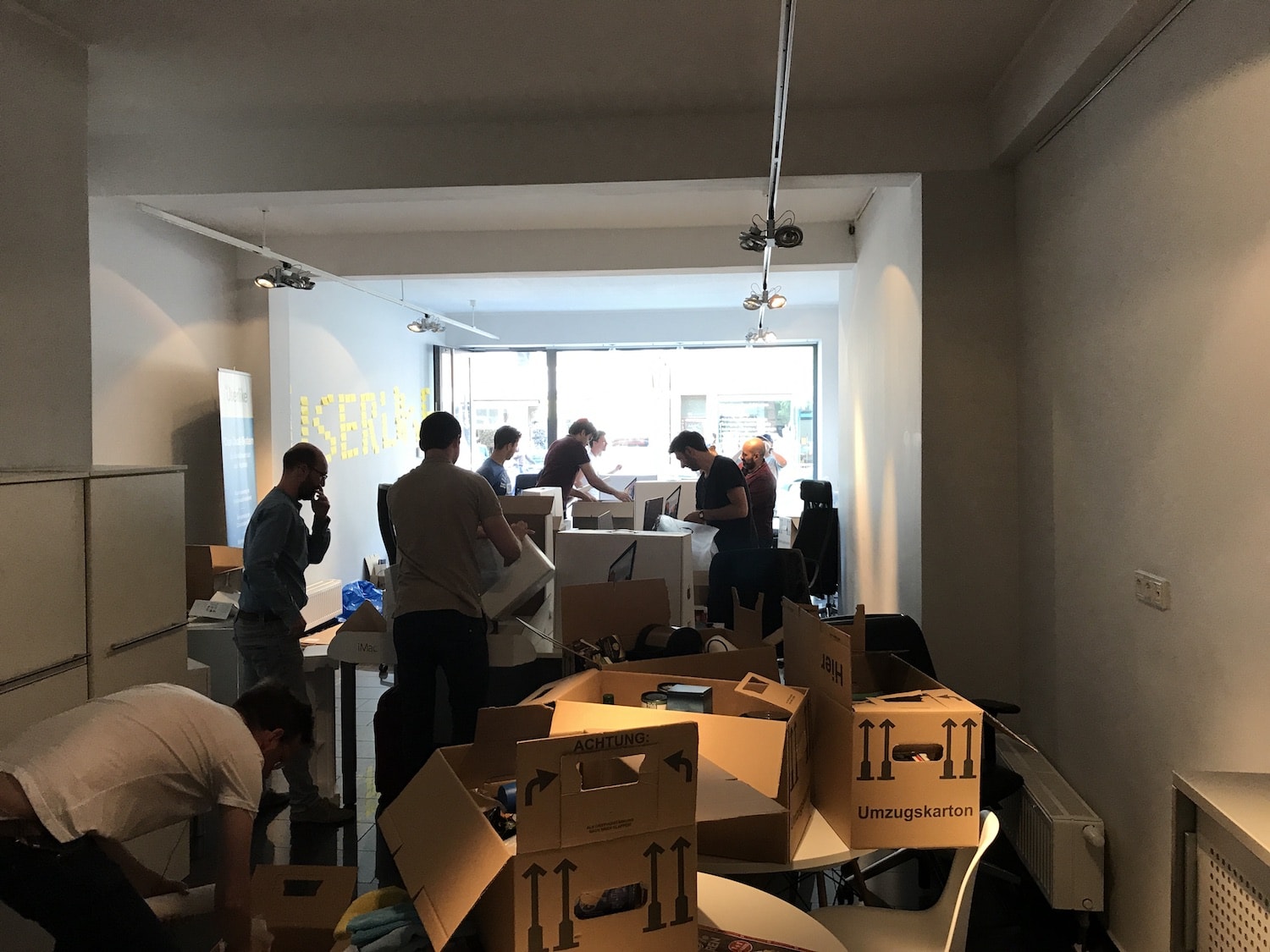Userlike team packing up boxes.