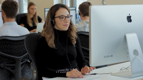Eine Kundenservice-Mitarbeiterin in einem Gespräch mit einem Kunden