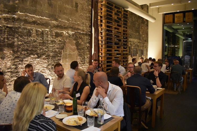 ein Foto vom Kundendinner-Event zeigt Leute, die in einem Restaurant zusammensitzen