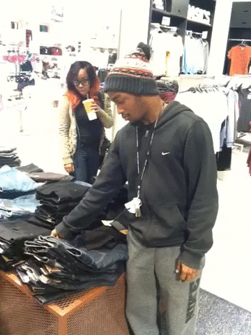 Un uomo che guardando il prezzo, sviene