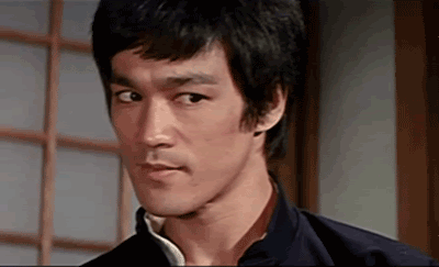 Bruce lee, che guarda in modo scettico