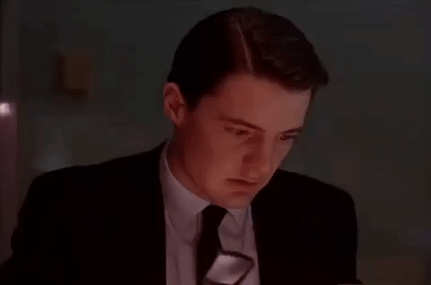 un agente guarda una rivista