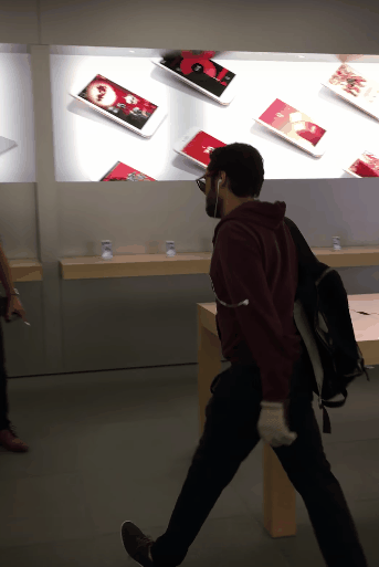 gif d'un homme écrasant des téléphones