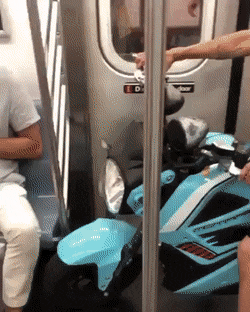 gif d'un homme sur une moto dans un métro complet