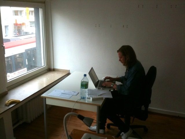 Una foto degli inizi di Userlike, con David seduto ad una scrivania.